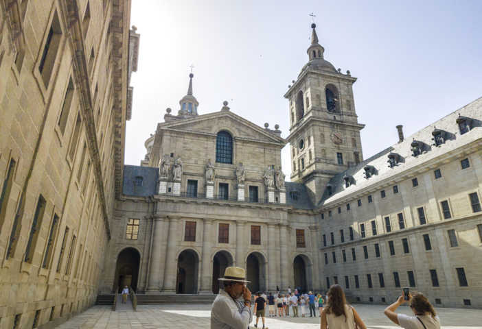 77 - San Lorenzo del Escorial - Monasterio de San Lorenzo del Escorial - Patio de los Reyes y basilica